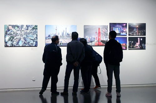 这个展览吸引市民踊跃预约 有序参观,每一个人从中都听见了 召唤