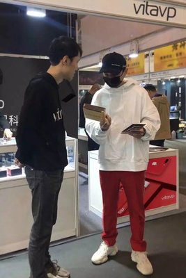 国民老公王思聪戴口罩低调逛北京电子烟展