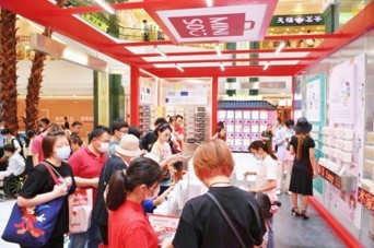 为最大化满足年轻用户,名创优品打造首家潮流艺术口罩专卖店