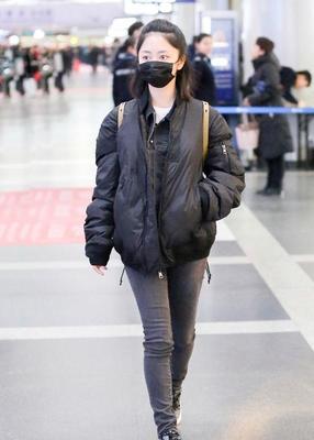 谭松韵现身北京机场, 年近30仍少女味十足, 明星出门都要戴口罩