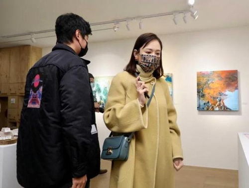 陈乔恩变阔太参加男友画展 罕见装扮一回,烫卷发优雅到骨子里