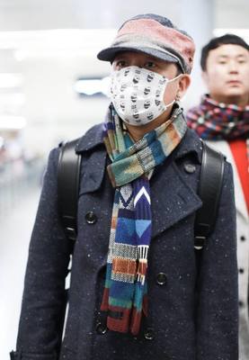 潘粤明卡通口罩展反差萌,帅大叔也有一颗可爱少女心!