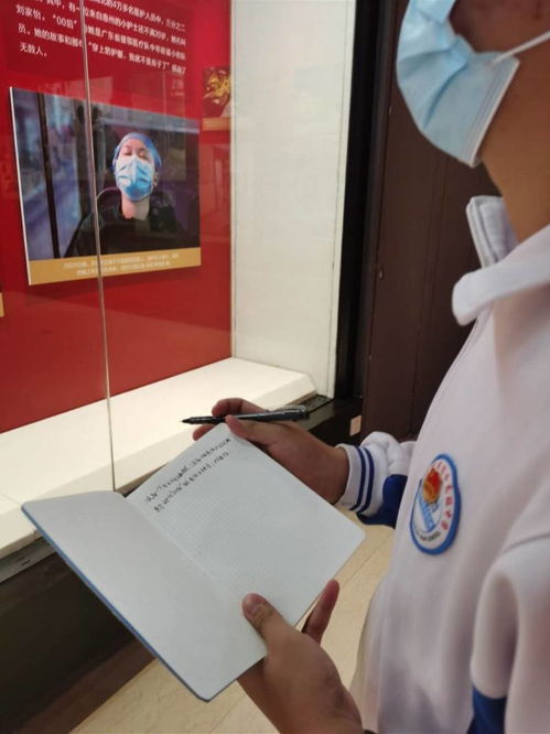 致敬惠州抗疫者主题展迎来了首个师生观展团队,他们这样感叹