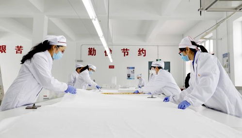 开足马力 大庆油田用缝补厂精神生产口罩